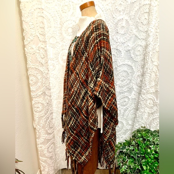 “Steve Madden” nubby yarn woven shawl with fringe- OS - Picture 4 of 10